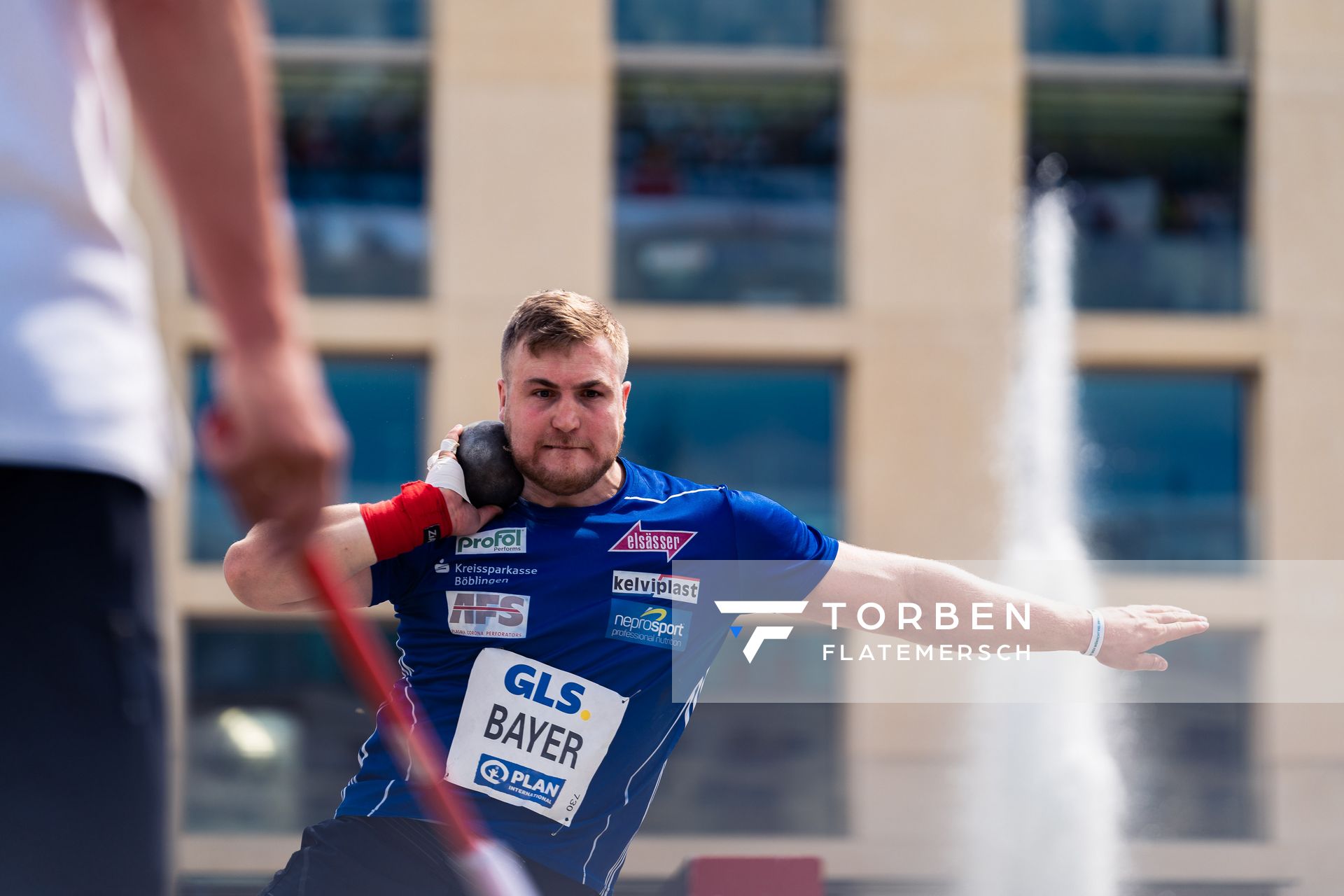 Simon Bayer (VfL Sindelfingen) beim Kugelstossen waehrend der deutschen Leichtathletik-Meisterschaften auf dem Pariser Platz am 24.06.2022 in Berlin